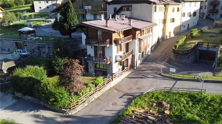 ELEGANTE DIMORA CON GIARDINO AD ALMAZZAGO • Nome Agenzia